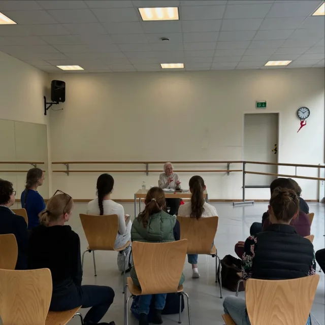 Unser IMPULS-VORTRAG mit der einzigartigen Ursula Kirsten-Collein fand gestern statt und wir könnten nicht glücklicher über den Verlauf sowie die Resonanz der Zuhörer:innen sein! Wesentliche künstlerische, funktionale und technische Aspekte der Waganowa-Methode wurden von Fr. Kirsten-Collein in Bezug auf Ganzheitlichkeit erläutert - nicht zuletzt um Missverständnisse um diese bekannte Methode zu klären und neue Impulse im Umgang mit ihr zu geben. Danke!

#waganowa #vaganova #methode #system #pädagogik #benedictmanniegelballetacademy #ballettpädagogik